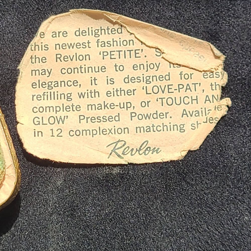 Vintage Revlon gold compact - Picture 4 of 8